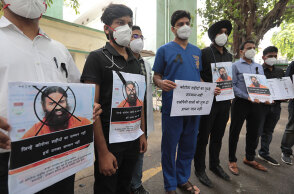 Ινδία - Κορωνοϊός: Παράσταση διαμαρτυρίας από γιατρούς για τον γκουρού που αρνείται να κάνει εμβόλιο και υποστηρίζει ότι η γιόγκα προστατεύει από την Covid-19