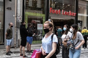 Πολίτες με μάσκες κάνουν τα ψώνια τους στην Ερμού της Αθήνας