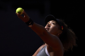 Η Ναόμι Οσάκα έτοιμη να σερβίρει