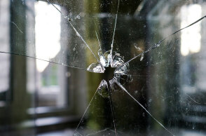 Σπασμένο τζάμι από σφαίρα μετά από πυροβολισμό