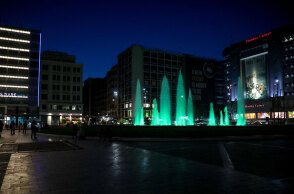 Το συντριβάνι στην Ομόνοια έγινε πράσινο με αφορμή τα 50 χρόνια από το έπος του Γουέμπλεϊ, όταν ο Παναθηναϊκός αντιμετώπισε τον Άγιαξ του Κρόιφ