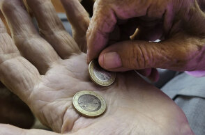 Ηλικιωμένος μετρά νομίσματα του ευρώ - Σε δημόσια διαβούλευση η Εθνική Στρατηγική για τη μείωση της φτώχειας