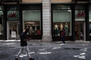 'Αντρας περπατάει στο Σύνταγμα©Eurokinissi-ΒΑΣΙΛΗΣ ΡΕΜΠΑΠΗΣ