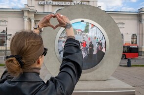 Μια γυναίκα στη Λιθουανία επικοινωνεί με κατοίκους της Πολωνίας μέσω της «εικονικής πόρτας»