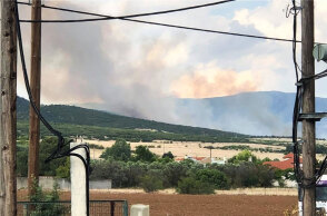 Θεσσαλονίκη: Εκδηλώθηκε φωτιά στη Θέρμη - Καίει δάσος και χαμηλή βλάστηση