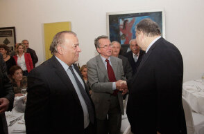 Ο Γιώργος Δρυς κάνει χειραψία με τον Ευάγγελο Βενιζέλο (ΦΩΤΟ ΑΡΧΕΙΟΥ)