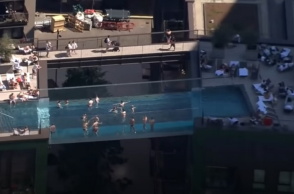 Λονδίνο: Πισίνα ύψους 35 μετρών βρίσκεται στο κέντρο της πόλης και έχει τραβήξει την προσοχή όλου του κόσμου