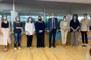 O υπουργός Εργασίας Κωστής Χατζηδάκης με την υφυπουργό Εργασίας Μαρία Συρεγγέλα και τις γυναίκες που συναντήθηκαν