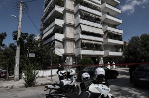 Πυροβολισμοί σε μπαλκόνια πολυκατοικίας στην οδό Κουμουνδούρου