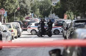 ΠΥΡΟΒΟΛΙΣΜΟΙ ΣΕ ΜΠΑΛΚΟΝΙΑ ΠΟΛΥΚΑΤΟΙΚΙΩΝ ΣΤΟΝ ΑΛΙΜΟ