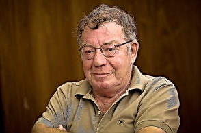 Εικονογράφηση που απεικονίζει τον Ηλία Νικολακόπουλο