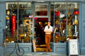 Ιδιοκτήτης καταστήματος έξω από τη βιτρίνα