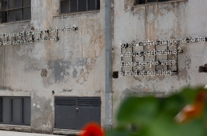 Το έργο "Waiting for the Barbarians" του Glen Ligon στην έκθεση Portals | Πύλη στο πρώην Δημόσιο Καπνεργοστάσιο 