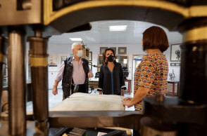 Η πρόεδρος της Επιτροπής «Ελλάδα 2021» κατά την επίσκεψή της στο Μουσείο Τυπογραφίας Γιάννη και Ελένης Γαρεδάκη στην Κρήτη