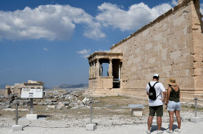 Το Ερέχθειο στην Ακρόπολη (ΦΩΤΟ ΑΡΧΕΙΟΥ) - Το Υπουργείο Πολιτισμού απαντά σε δημοσίευμα της «Αυγής» για τη φωτογράφιση Dior, τα φορτηγά και τα καμαρίνια
