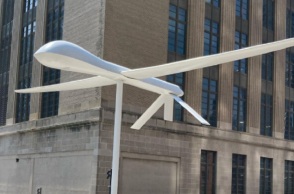 Tο τεράστιο λευκό γλυπτό που αναπαριστά drone στο κέντρο της Νέας Υόρκης 