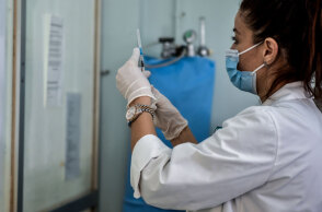 Υγειονομικός ετοιμάζει εμβόλιο για τον κορωνοϊό