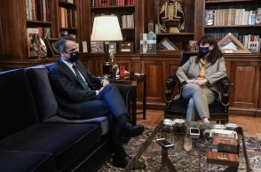 Στιγμιότυπο από τη συνάντηση Μητσοτάκη - Σακελλαροπούλου