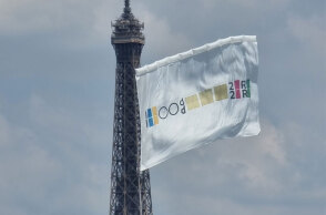 Στον Πύργο του Άιφελ η τεράστια σημαία για τους Ολυμπιακούς Αγώνες 2024 στο Παρίσι