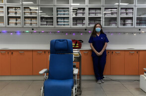 Υγειονομικός σε εμβολιαστικό κέντρο για τον κορωνοϊό (ΦΩΤΟ ΑΡΧΕΙΟΥ)