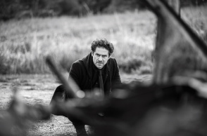 Ο Δημήτρης Λάλος σε στιγμιότυπο της σειράς «Σιωπηλός Δρόμος»