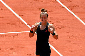 Η Μαρία Σάκκαρη, χαμογελαστή, μετά τη νίκη κόντρα στην Ίγκα Σβιόντεκ και την πρόκριση στα ημιτελικά του Roland Garros