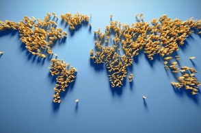 Ο παγκόσμιος χάρτης της Γης φτιαγμένος με ανθρώπινες φιγούρες