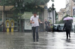 Άντρας τρέχει να αποφύγει τη βριχή στιο κέντρο της Αθήνας©ΑΠΕ-ΑΛΕΞΑΝΔΡΟΣ ΒΛΑΧΟΣ