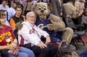 Ο δισεκατομμυριούχος Warren Buffet σε αγώνα ΝΒΑ με τη μασκότ των Κλίβελαντ Καβαλίερς