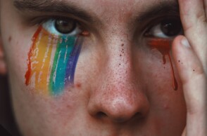 Πρόσωπο άντρα με τα χρώματα του Pride ©Unsplash/ Adrian Swancar
