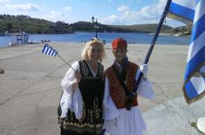 Η δασκάλα των Αρκιών, Μαρία Τσιαλέρα, με τον Χρήστο, που αποφοιτά φέτος από το Δημοτικό Σχολείο