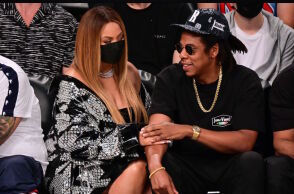 Η Beyoncé στο γήπεδο με δερμάτινα, κρύσταλλα και Louboutin