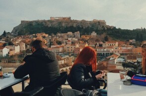 καφέ με θέα την Ακρόπολη©Unsplash/ Hristo Sahatchiev 