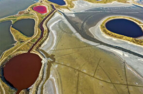 Η πολύχρωμη λίμνη Γιούντσενγκ αποκαλείται η «Νεκρά Θάλασσα» της Κίνας