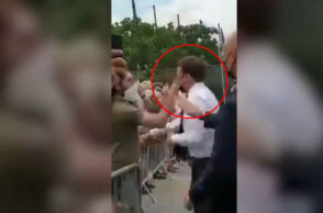 Η στιγμή που ο Μακρόν δέχεται το χαστούκι από τον 28χρονο άνδρα