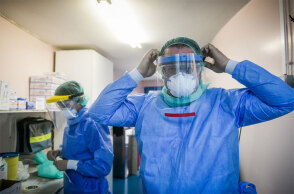 Υγειονομικός με προστατευτική στολή για κορωνοϊό - Ο ΕΟΔΥ ανακοίνωσε τα νέα κρούσματα που αφορούν σε μεταλλάξεις του ιού στην Ελλάδα