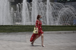 Γυναίκα με μάσκα στο κέντρο της Αθήνας