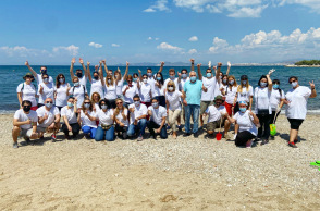 Καθαρισμός της παραλίας του Αλίμου από εργαζόμενους της MSD