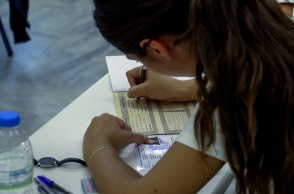 Υποψήφια των Πανελληνίων Εξετάσεων συμπληρώνει τα στοιχεία της στο τετράδιο