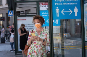 Σουηδία: Γυναίκα με μάσκα για τον κορωνοϊό σε στάση λεωφορείου