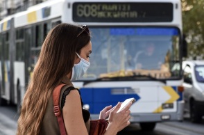 Κοπέλα με μάσκα στο κέντρο της Αθήνας