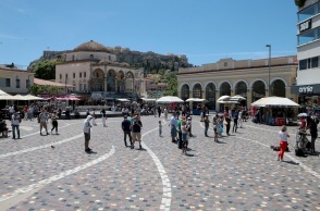 Πολίτες στο κέντρο της Αθήνας - Πλατεία Μοναστηρακίου