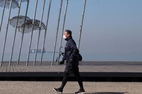 Θεσσαλονίκη - Πολίτης με μάσκα στην παραλία