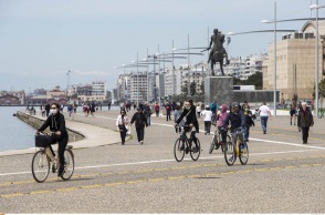 Πολίτες με μάσκα κάνουν βόλτα στην παραλία της Θεσσαλονίκης
