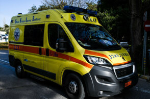 Ασθενοφόρο ΕΚΑΒ (ΦΩΤΟ ΑΡΧΕΙΟΥ) - Πτώμα γυναίκας βρέθηκε στη θάλασσα στον Άλιμο