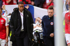 EURO 2020: Ο Έρικσεν, πάνω στο φορείο με οξυγόνο, μετά την κατάρρευσή του στον αγωνιστικό χώρο στον αγώνα Δανία - Φινλανδία