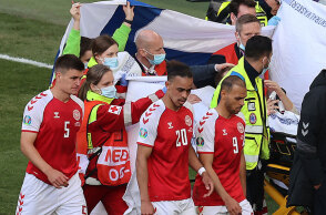 Σημαίες της Φινλανδίας έγιναν «σεντόνια» και «πανιά» για να προστατεύσουν τον πεσμένο Έρικσεν μετά την κατάρρευσή του στον αγώνα με τη Δανία για το EURO 2020