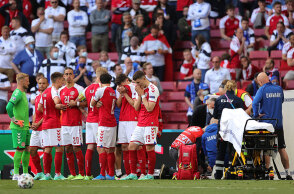 Ο Έρικσεν έχει καταρρεύσει στον αγώνα Δανία - Φινλανδία, με τους συμπαίκτες του να σχηματίζουν «ανθρώπινη» ασπίδα γύρω του, την ώρα που το ιατρικό επιτελείο προσπαθεί να τον κρατήσει στη ζωή