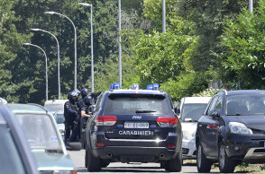 Αστυνομικοί στην Ιταλία έξω από το σπίτι του ενόπλου που πυροβόλησε και σκότωσε δύο παιδιά και έναν ηλικιωμένο