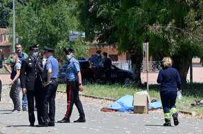 Αστυνομικοί στην Ιταλία έχουν τυλίξει με σεντόνι ένα από τα θύματα που εκτέλεσε ένοπλος πριν αυτοκτονήσει